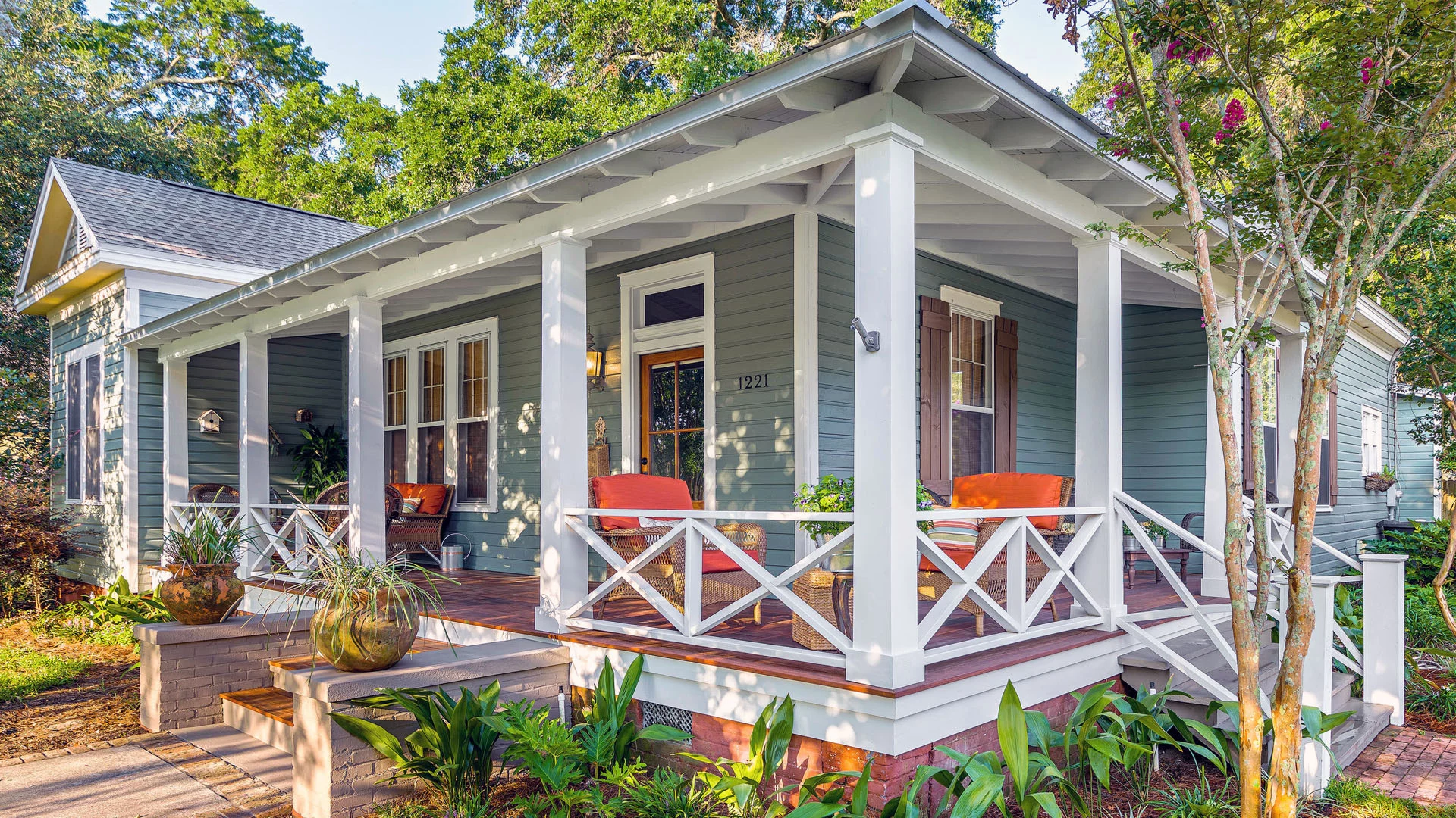17 Charming Farmhouse Front Porch Ideas for a Cozy and Inviting Home